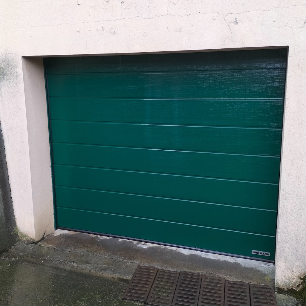 nouvelle porte de garage Hörmann posée par La Boutique du Menuisier Seysses pour un remplacement de porte bois usagée
